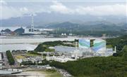 鹿児島県薩摩川内市の九州電力川内原発（手前）＝２０１３年６月