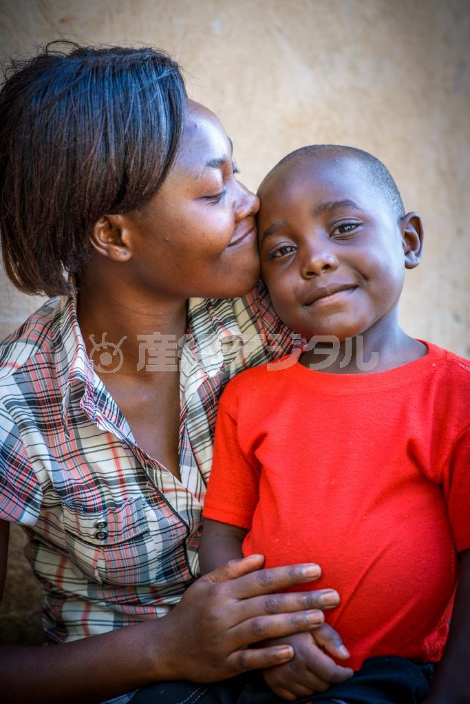 お母さんの腕の中で微笑む男の子。どの子供にも、「生きる権利」「守られる権利」「育つ権利」「参加する権利」がある＝２０１４年３月２１日、ウガンダ（ワールド・ビジョン・ジャパン撮影）
