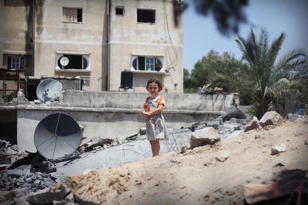 家があった場所に立ちすくむ女の子。紛争や災害で最も影響を受けるのは子供だ＝２０１４年７月２８日、イスラエル・パレスチナ自治区ガザ地区（ワールド・ビジョン・ジャパン撮影）