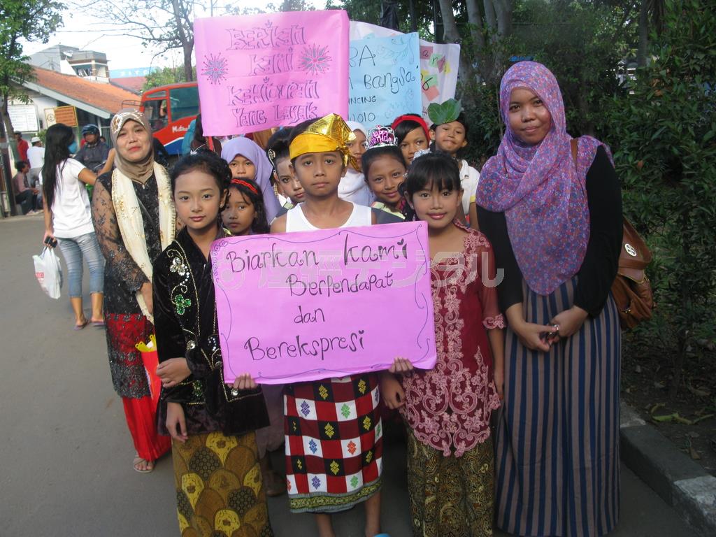 子供の権利を求めて行進する子供たち＝２０１３年６月２３日、インドネシア（ワールド・ビジョン・ジャパン撮影）