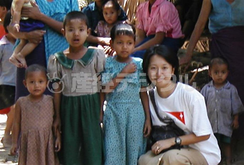 国際ＮＧＯ「ワールド・ビジョン・ジャパン」の浅野恵子さん（前列右、提供写真）