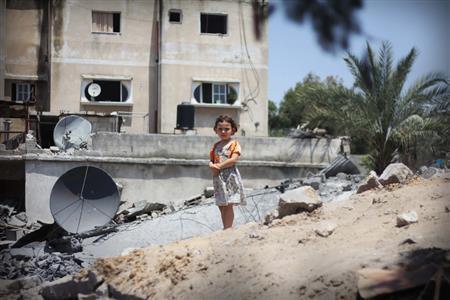家があった場所に立ちすくむ女の子。紛争や災害で最も影響を受けるのは子供だ＝２０１４年７月２８日、イスラエル・パレスチナ自治区ガザ地区（ワールド・ビジョン・ジャパン撮影）