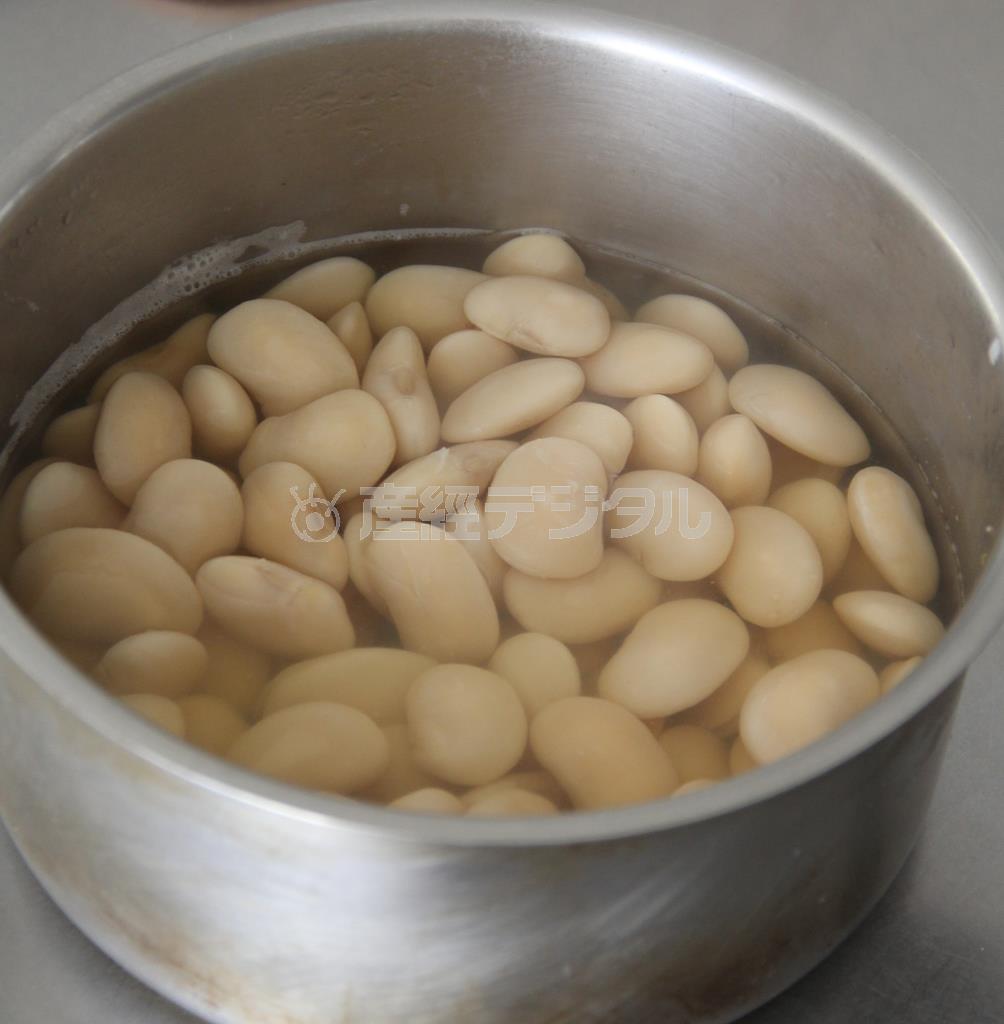 牛肉と白いんげん豆の甘辛煮（作り方１）＿＿乾燥した豆はさっと洗って、豆の２～３倍量の水につけ一晩おく。