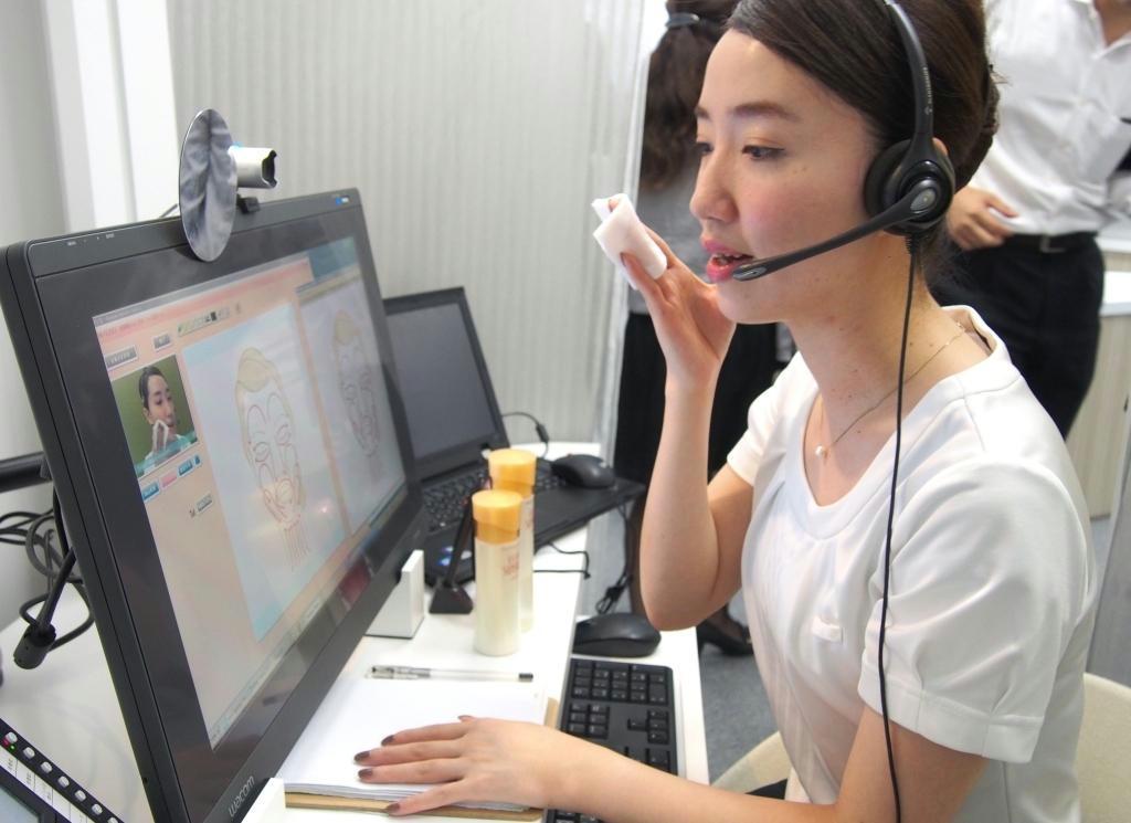 電話で会話しながら、インターネットを通じて化粧法をユーザーに実演する資生堂の美容部員＝９日、東京都新宿区