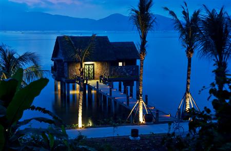 ヴェダナ・ラグーン・リゾート＆スパの水上コテージ＝ベトナム中部のフエ（提供写真）