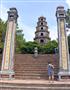 世界遺産のティエンムー寺院。トゥニャン塔がシンボルだ＝ベトナム中部のフエ（長浜明宏撮影）