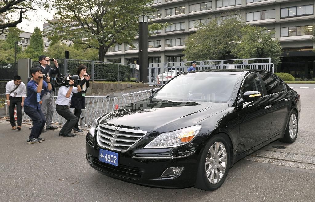 外務省を出る、韓国の金元辰（キム・ウォンジン）駐日公使を乗せた車＝２０１４年１０月９日午後、東京都千代田区（共同）