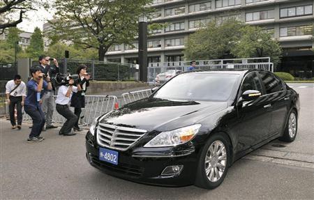 外務省を出る、韓国の金元辰（キム・ウォンジン）駐日公使を乗せた車＝２０１４年１０月９日午後、東京都千代田区（共同）