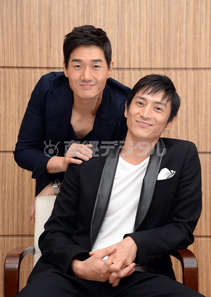 作品を通して大親友となった主演のユ・ジテ（劉智泰）さん（上）と伊勢谷友介（いせや・ゆうすけ）さん＝２０１４年８月１４日、東京都港区（川口良介撮影）
