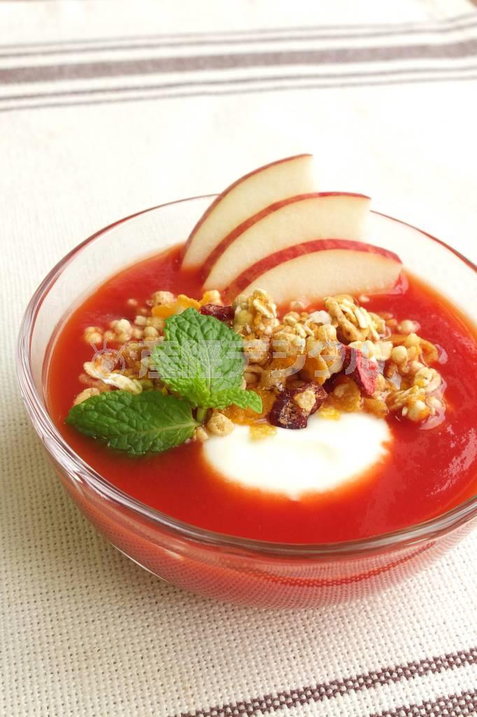 牛乳ではなくトマトジュースをかける新感覚「トマトグラノーラ」（提供写真）