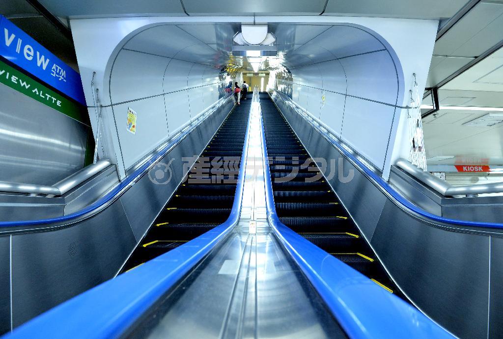 深夜の中央線ホーム（１・２番線）へと上がるエスカレーターは、まるで宇宙船内のよう＝２０１４年１０月２日、東京都千代田区・ＪＲ東京駅（宮崎瑞穂撮影）