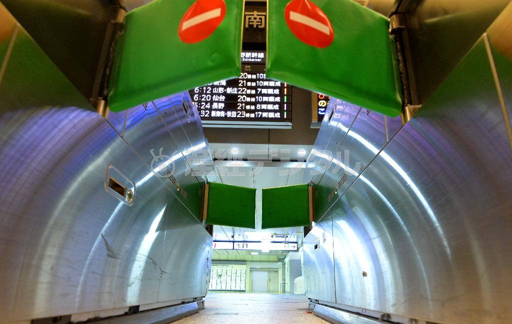 深夜の改札は誰も通らないため、全てが閉まっている＝２０１４年１０月２日、東京都千代田区・ＪＲ東京駅丸の内南口改札（宮崎瑞穂撮影）