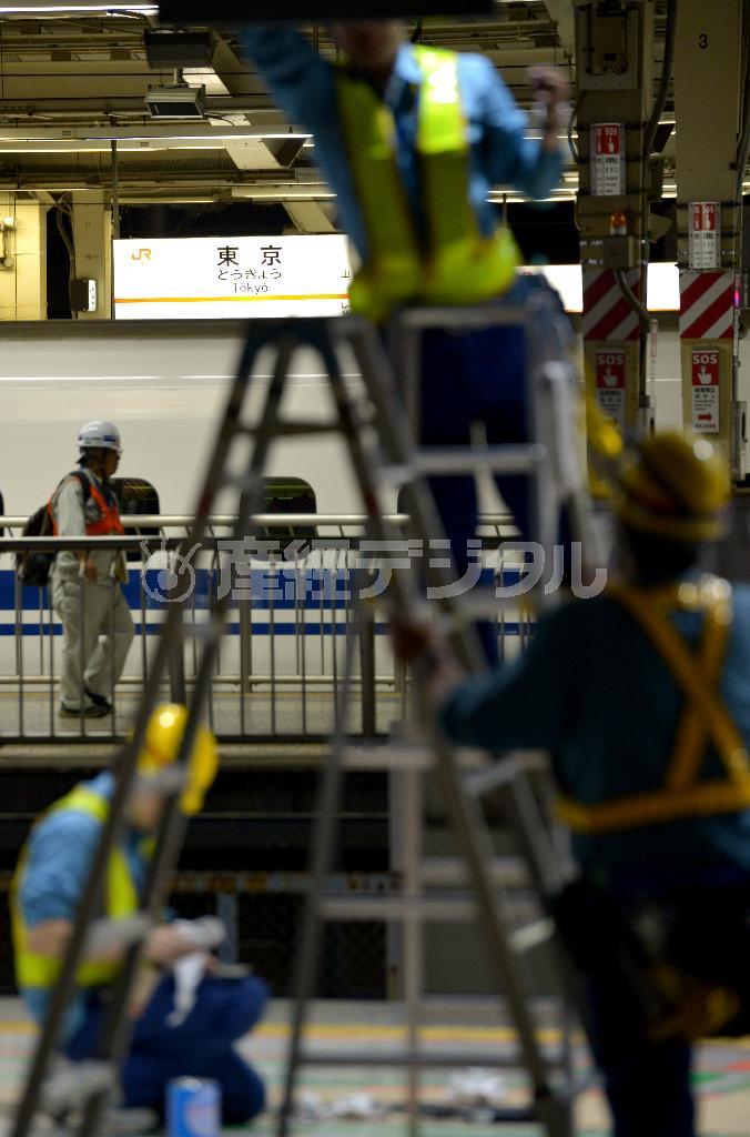 乗客がいない深夜の新幹線ホームで、保守点検や整備に携わるスタッフが黙々と働いていた＝２０１４年１０月２日、東京都千代田区・ＪＲ東京駅の東海道新幹線ホーム（宮崎瑞穂撮影）