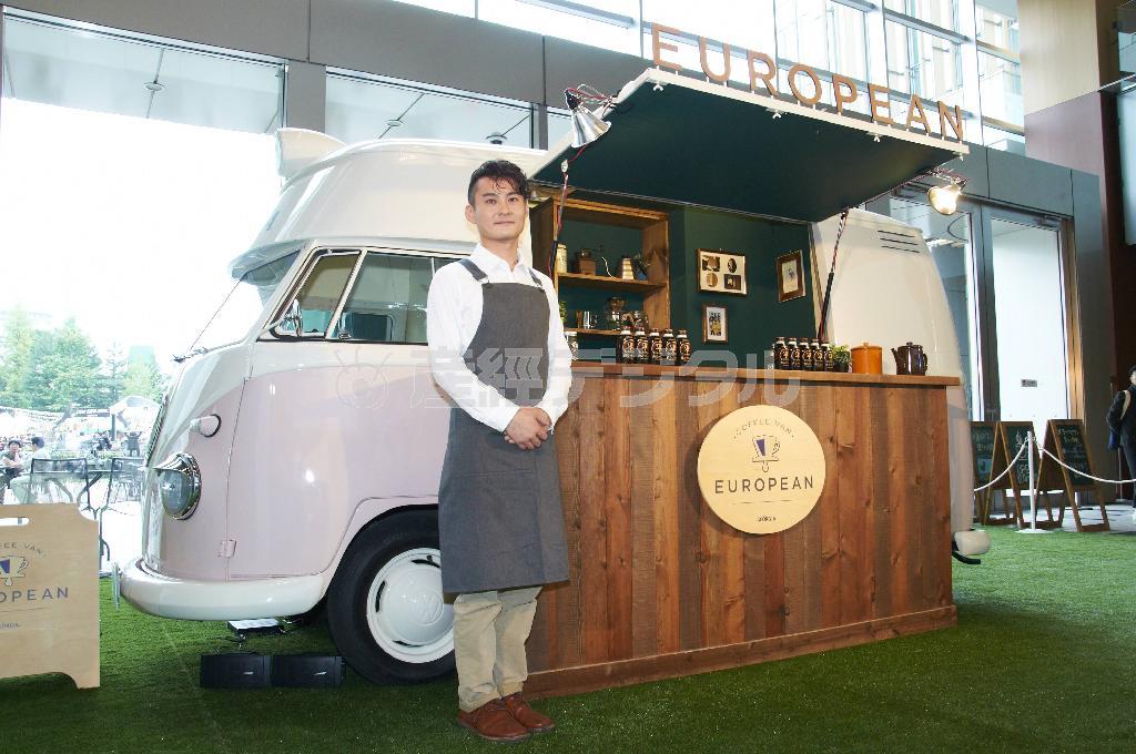 スペシャルティコーヒー専門店「猿田彦珈琲」店主の大塚朝之さんと移動式カフェバス「コーヒー・バン＿ヨーロピアン」＝２０１４年１０月４日（ニュースペース・コム撮影）