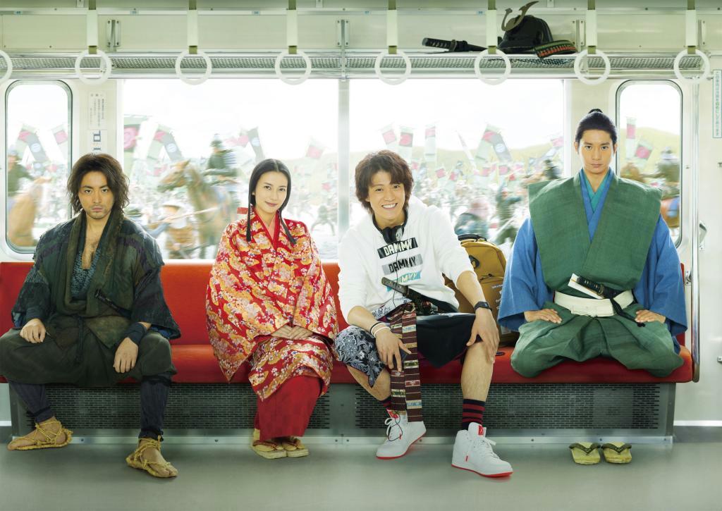 サブロー（織田信長）を演じる小栗旬（中央右）、信長の妻・帰蝶を演じる柴咲コウ（同左）、豊臣秀吉となる伝次郎を演じる山田孝之（左端）、池田恒興を演じる向井理（右端）