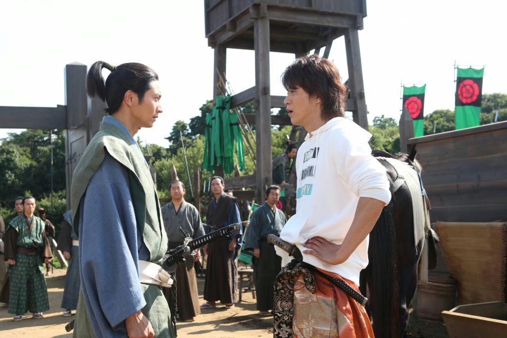 現代人・サブロー（右）と戦国時代の人々と考え方に大きなギャップが…