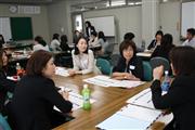 キャリア上の課題や悩みについて、他企業の先輩や同世代と語り合う女性たち＝大阪府枚方市