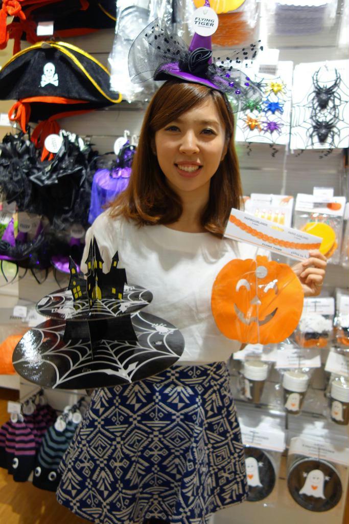 紙のケーキスタンドや室内飾りなど手頃な価格のハロウィーングッズがそろう「フライングタイガーコペンハーゲンプランタン銀座ストア」＝東京都中央区