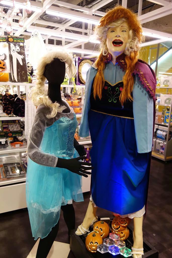 本格的に仮装をする人も増えているという＝東京都渋谷区の渋谷ロフト