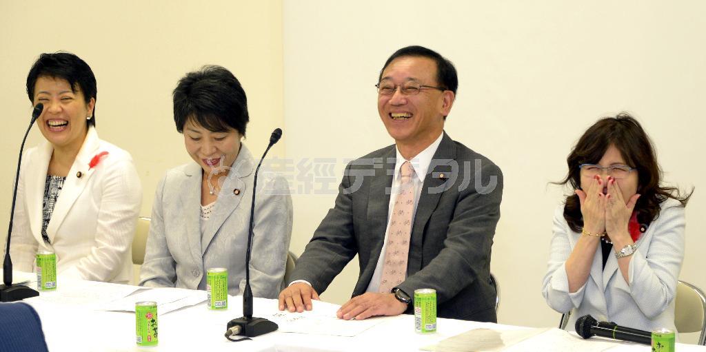 １０月２日に開かれた自民党女性活躍推進本部の会合であいさつを終え笑顔を見せる谷垣禎一（さだかず）幹事長（右から２人目）。右端は稲田朋美政調会長、左から有村治子女性活躍担当相、上川（かみかわ）陽子女性活躍推進本部長＝２０１４年、東京都千代田区永田町の自民党本部（酒巻俊介撮影）