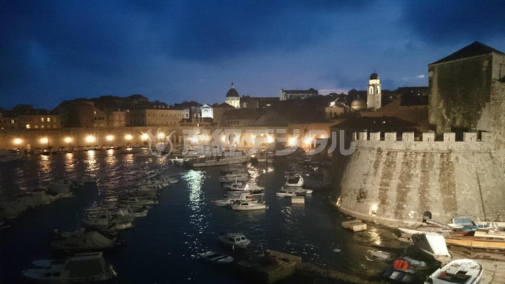 ドブロブニク旧市街の夜景。真珠のような白い光を夜の静寂に解き放つ＝２０１４年９月１２日、クロアチア（佐々木正明撮影）