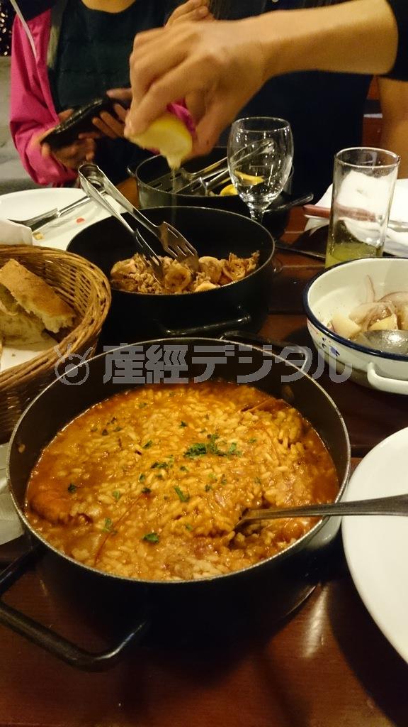 アドリア海の海の幸たっぷりのリゾットにレモンを搾る＝２０１４年９月１３日、クロアチア・ドブロブニク（佐々木正明撮影）