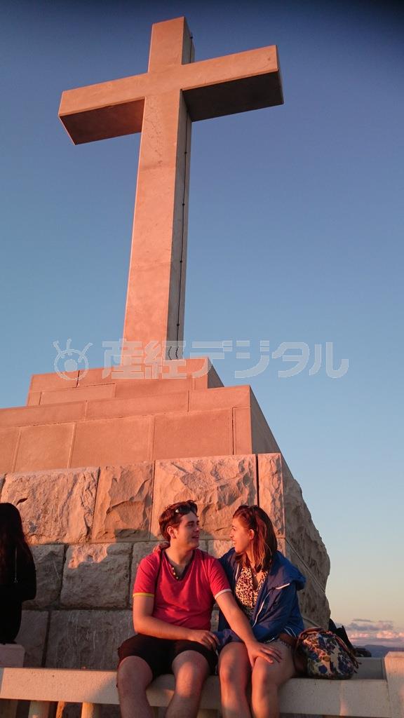 街を見下ろすスルジ山の十字架の記念碑前で語り合うカップル＝２０１４年９月１４日、クロアチア・ドブロブニク（佐々木正明撮影）