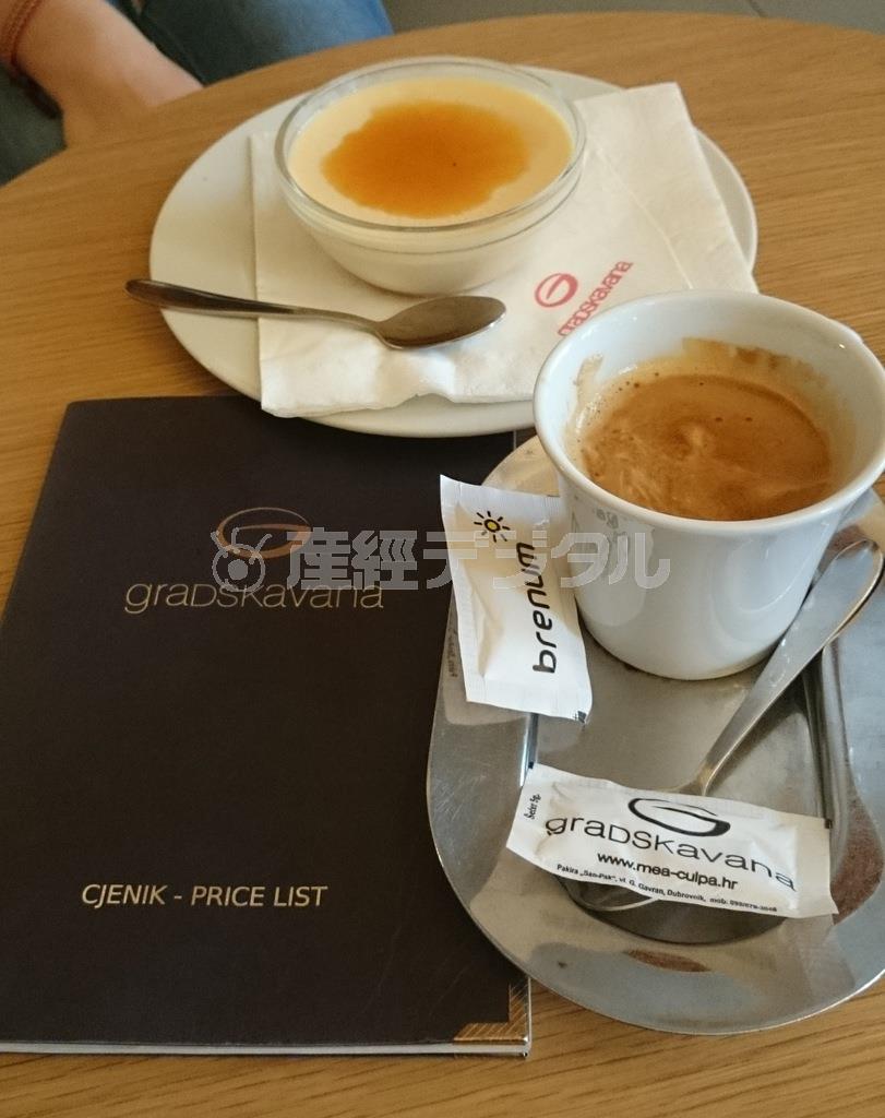 ドブロブニク名物のカスタードプリン「ロジャータ」とカプチーノ＝２０１４年９月１３日、クロアチア・ドブロブニク（佐々木正明撮影）