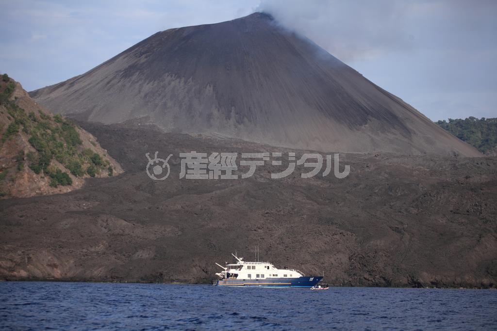 海を泳ぐゾウ、ラジャンの住むハブロック島の近くにある活火山のバレン島＝２０１０年３月２７日、インド・アンダマン諸島（越智隆治さん撮影）