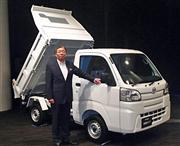 ダイハツ工業が発売した「ハイゼットトラック」の多目的ダンプ＝１４日、東京都千代田区（田村龍彦撮影）