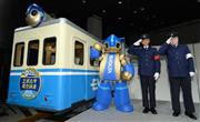 今年の「エボルタチャレンジ２０１４」は実際に人が乗る電車に挑戦。「エボルタ電池鉄道」の横に立つエボルタくん（中央）と旧小坂鉄道の職員ら＝１４日、東京都渋谷区（寺河内美奈撮影）