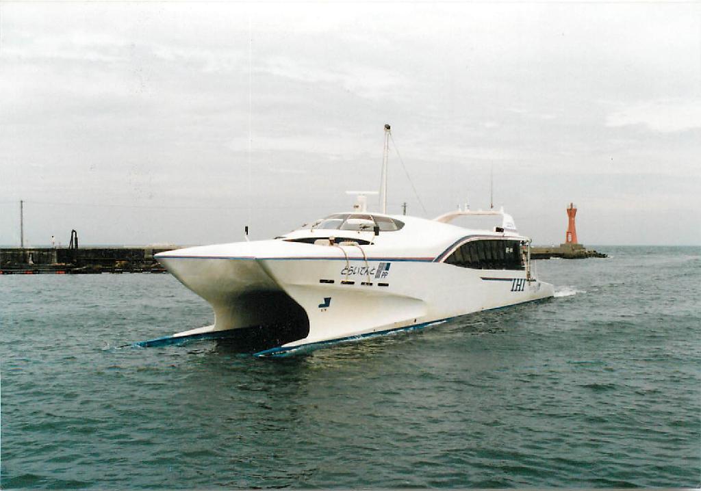 平成１１年の廃止直前まで運航していた高速船（池田良穂教授提供）