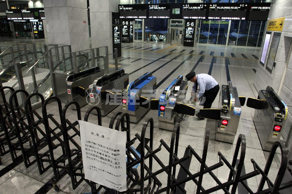 台風１９号の影響でＪＲ西日本が京阪神の全線で列車の運行を取りやめ、封鎖されたＪＲ大阪駅の改札口＝２０１４年１０月１３日午後、大阪市北区（村本聡撮影）