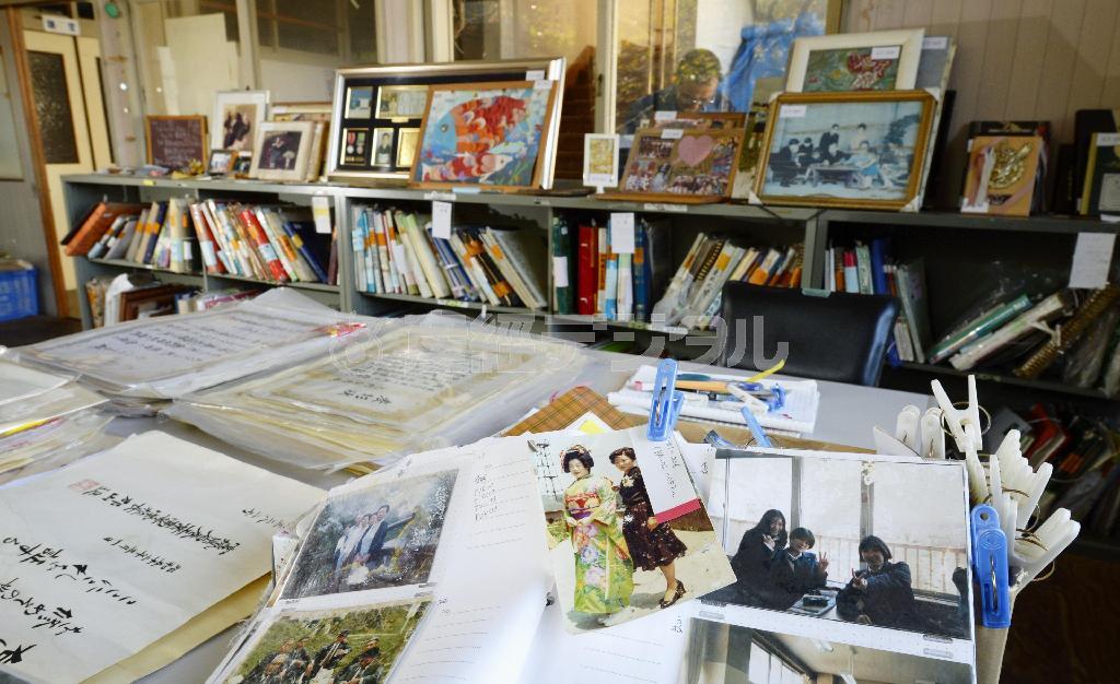 宮城県東松島市の旧大塩市民センターで保管される写真や賞状などの震災拾得物。今もボランティアが整理を続けている＝２０１４年１０月９日（共同）