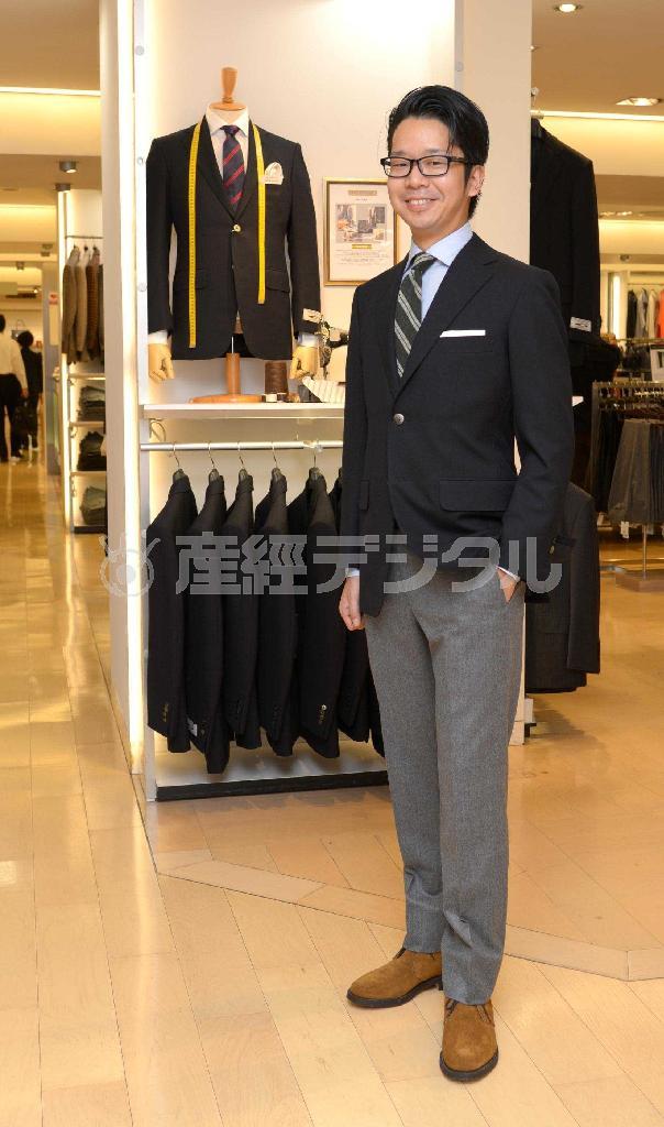 ションヘル織機で織られた生地を使った「アトリエメイド」の紺のジャケット（５万円）に、「カルツォーニ」のグレーのスラックス（１万９０００円）のコーディネート。松屋オリジナルドレスシャツ（１万３０００円）とウールネクタイ（９０００円）をあわせて＝２０１４年１０月３日、東京都中央区（大山実撮影）
