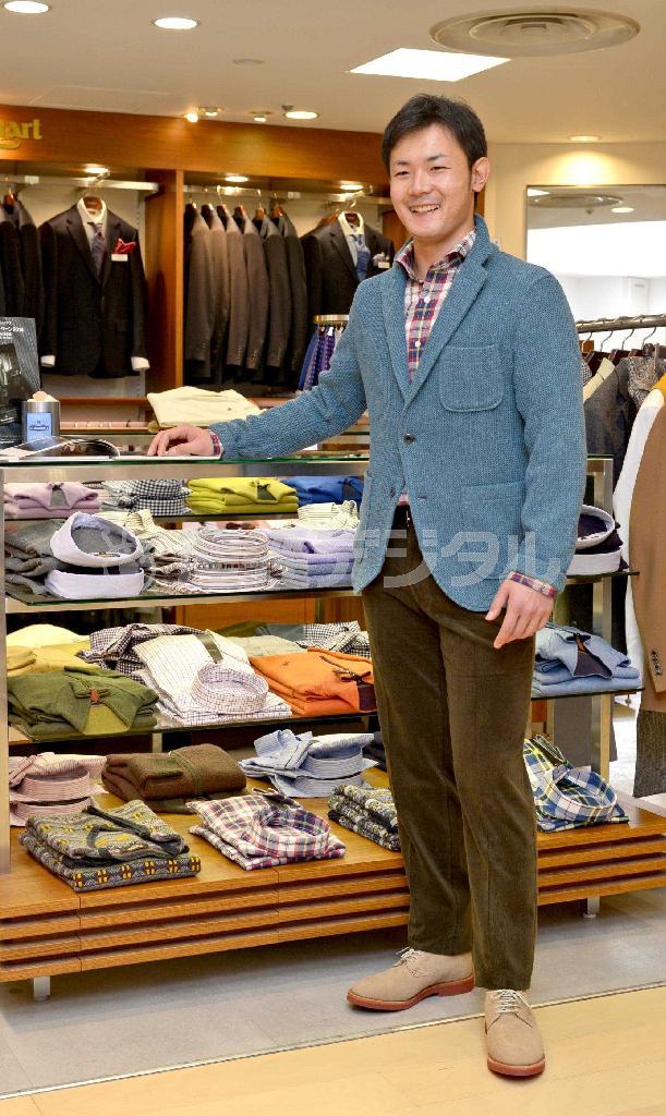 ざっくり織り感のあるポール・スチュアートのニットジャケット（３万３０００円）とコーデュロイパンツ（２万１０００円）にチェックのシャツ（１万９０００円）を合わせてカジュアル感を演出＝２０１４年１０月３日、東京都中央区（大山実撮影）