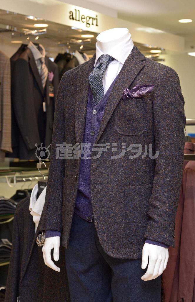 「ブークレ」素材を使ったアレグリのジャケット（５万７０００円）に、ニットカーディガン（２万１０００円）を合わせると温もりのある印象に＝２０１４年１０月３日、東京都中央区（大山実撮影）