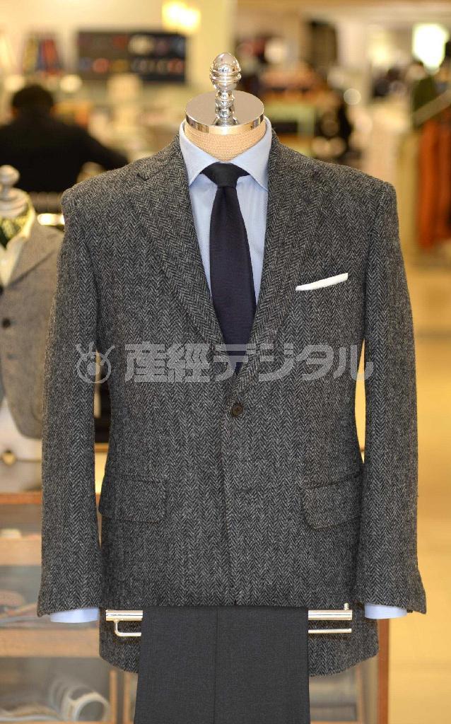 ツイードは今年秋冬のトレンド素材、中でも人気が高まるばかりの「ハリスツイード」製アトリエメイドのジャケット（５万円）は、生地が丈夫で素材の素朴さを感じられる逸品＝２０１４年１０月３日、東京都中央区（大山実撮影）