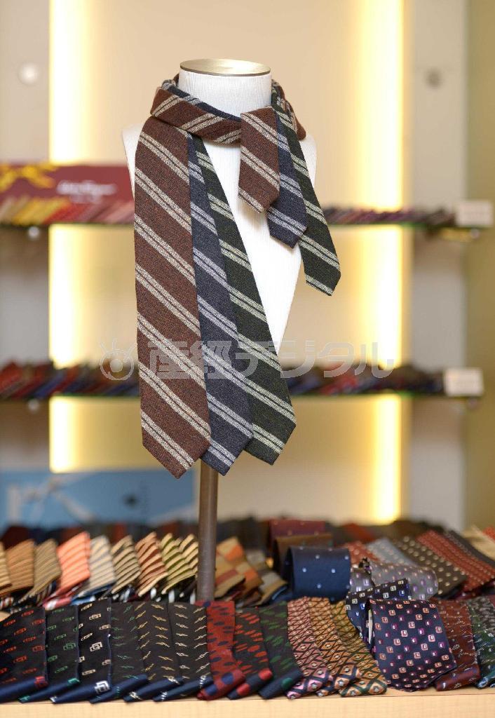 ツイードやブークレなど起毛感のあるジャケットには、ウール素材で温もりのあるフェアファクスのネクタイ（９０００円）が合わせやすい＝２０１４年１０月３日、東京都中央区（大山実撮影）