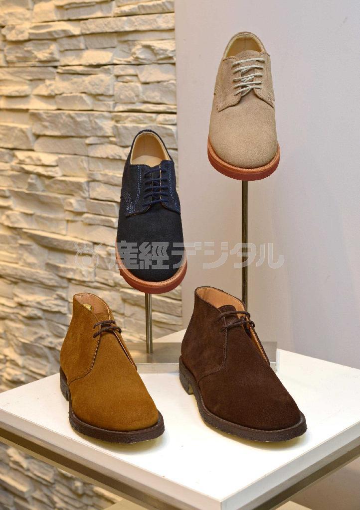 起毛素材のジャケットとパンツとの相性がいいスエード靴。手前は英老舗ブランド「チャーチ」のチャッカブーツ（５万９０００円）。米老舗ブランド「ウォークオーバー」のダービー（上、３万３０００円）は丸い靴先がカジュアルシーンにぴったり＝２０１４年１０月３日、東京都中央区（大山実撮影）