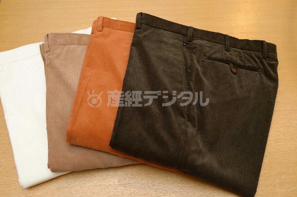 ポール・スチュアートのコーデュロイパンツ（２万１０００円）は細めの畝が今年のトレンド＝２０１４年１０月３日、東京都中央区（大山実撮影）