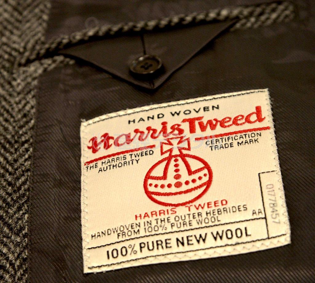 英ハリスツイード協会が認定した証しのラベル。右下には生産者が判別できるシリアルナンバーが＝２０１４年１０月３日、東京都中央区（大山実撮影）