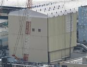 建屋カバーに覆われた福島第１原発１号機＝２０１２年３月