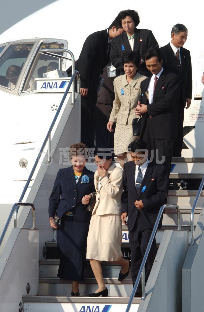 ２００２年１０月１５日、帰国した北朝鮮による拉致被害者たち＝東京都大田区・羽田空港（大井田裕撮影）