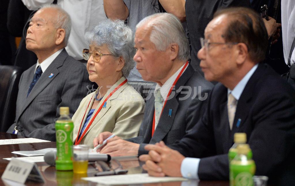 政府の説明を聞くの飯塚繁雄代表（右）、横田早紀江さん（右から３人目）ら拉致被害者家族会のメンバー＝２０１４年９月１９日午後、東京都千代田区の内閣府（三尾郁恵撮影）