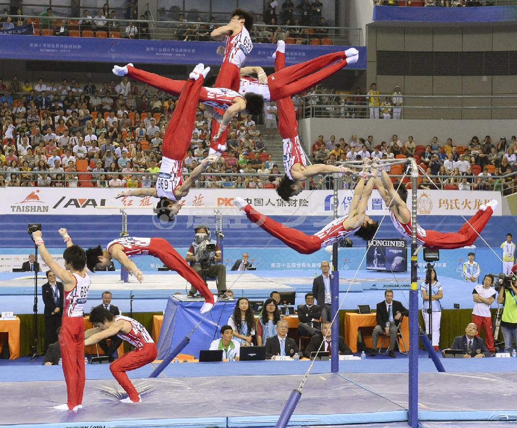 男子個人総合決勝で５連覇を果たした内村航平の鉄棒の連続合成写真＝２０１４年１０月９日、中国・広西チワン族自治区南寧市（共同）