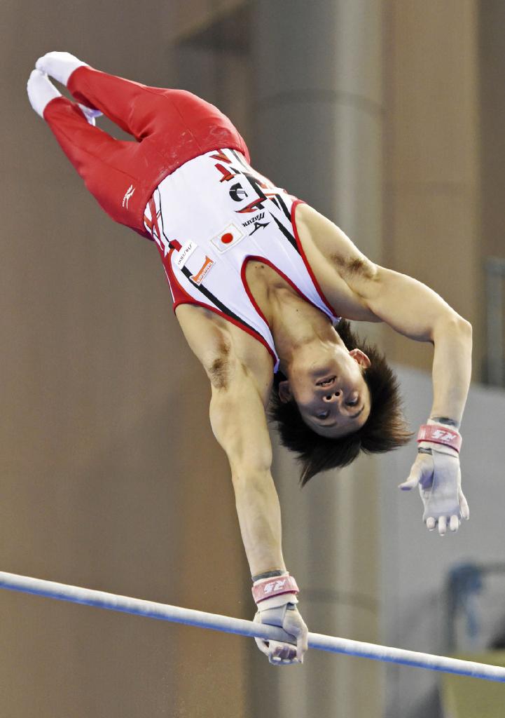 男子個人総合、田中佑典（ゆうすけ）の美しい鉄棒の演技＝２０１４年１０月９日、中国・広西チワン族自治区南寧市（共同）