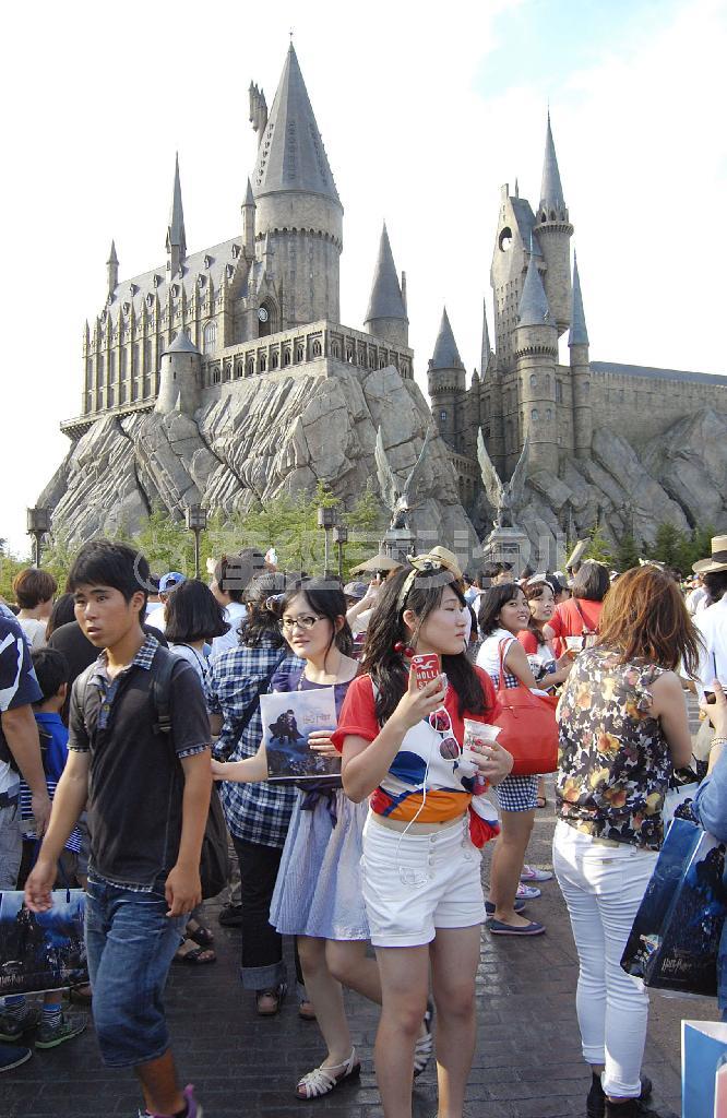 今年７月にユニバーサル・スタジオ・ジャパン（ＵＳＪ）にオープンした映画「ハリー・ポッター」の新エリア＝２０１４年８月７日、大阪市此花区（共同）