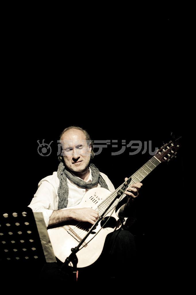 アルゼンチンを代表するギタリスト、キケ・シネシ＝２０１２年５月１９日（提供写真）