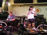 朗読詩人、お笑い芸人、音楽家として活動するＴＡＳＫＥさん（右、提供写真）